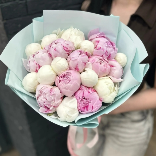 Микс из 19 бело-розовых пионов в Орехово-Зуево